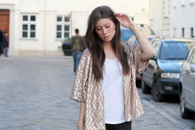 OUTFIT: the golden sequin kimono - Bikinis & Passports