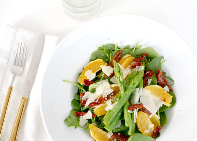 recipe: healthy spring salad with oranges & asparagus