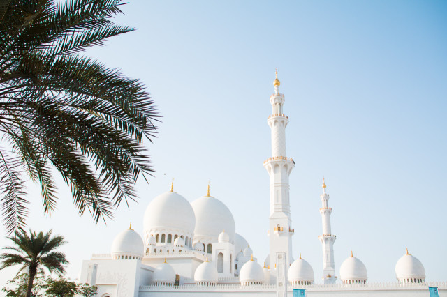 Grand Sheikh Zayed Mosque Abu Dhabi | Bikinis & Passports