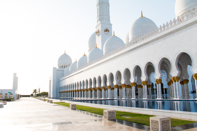 Grand Sheikh Zayed Mosque Abu Dhabi | Bikinis & Passports