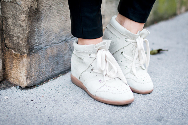 OUTFIT: Isabel Marant Bobby Sneakers Chalk | Bikinis & Passports