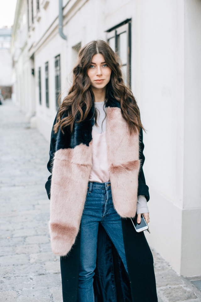 HALOGEN faux fur scarf, blush pink - Bikinis & Passports